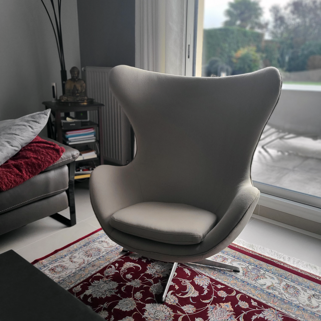 Fauteuil EGGS relooké
